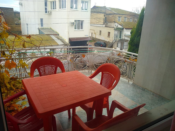 3-х местный, 20 м² эт. 2/3 ул. Комсомольская 8